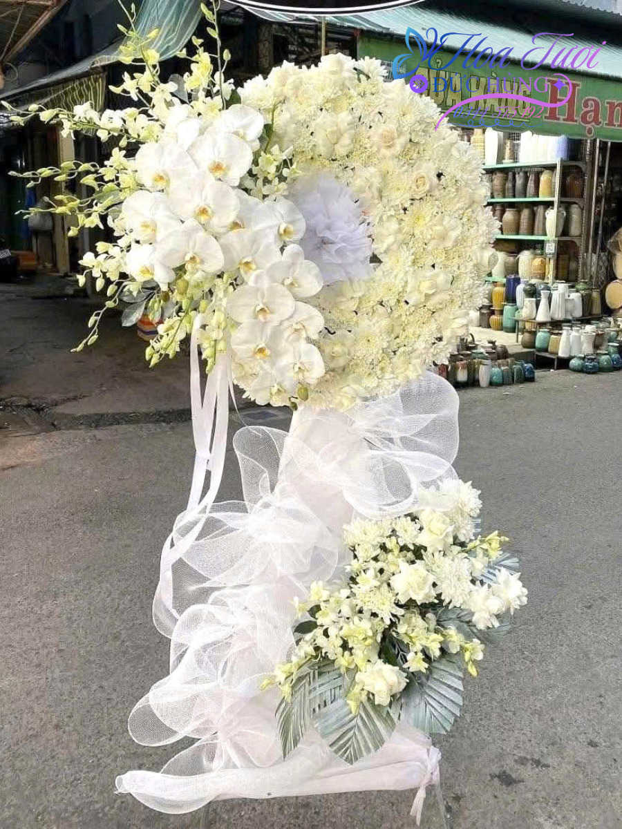 Kệ hoa viếng màu trắng sang trọng